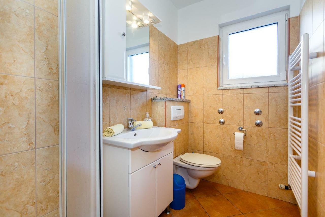 Apartment Anton Krk Town Bagian luar foto