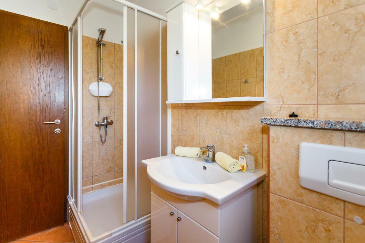 Apartment Anton Krk Town Bagian luar foto